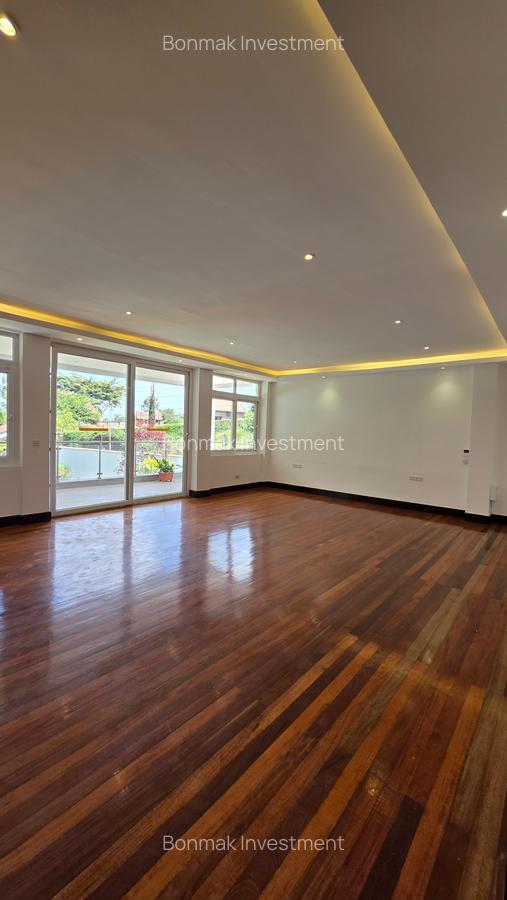 4 Bed House with En Suite at Old Runda - 17