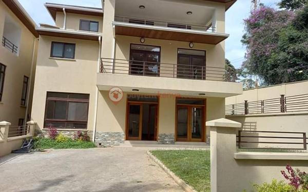 5 Bed Townhouse with En Suite at Lavington - 1