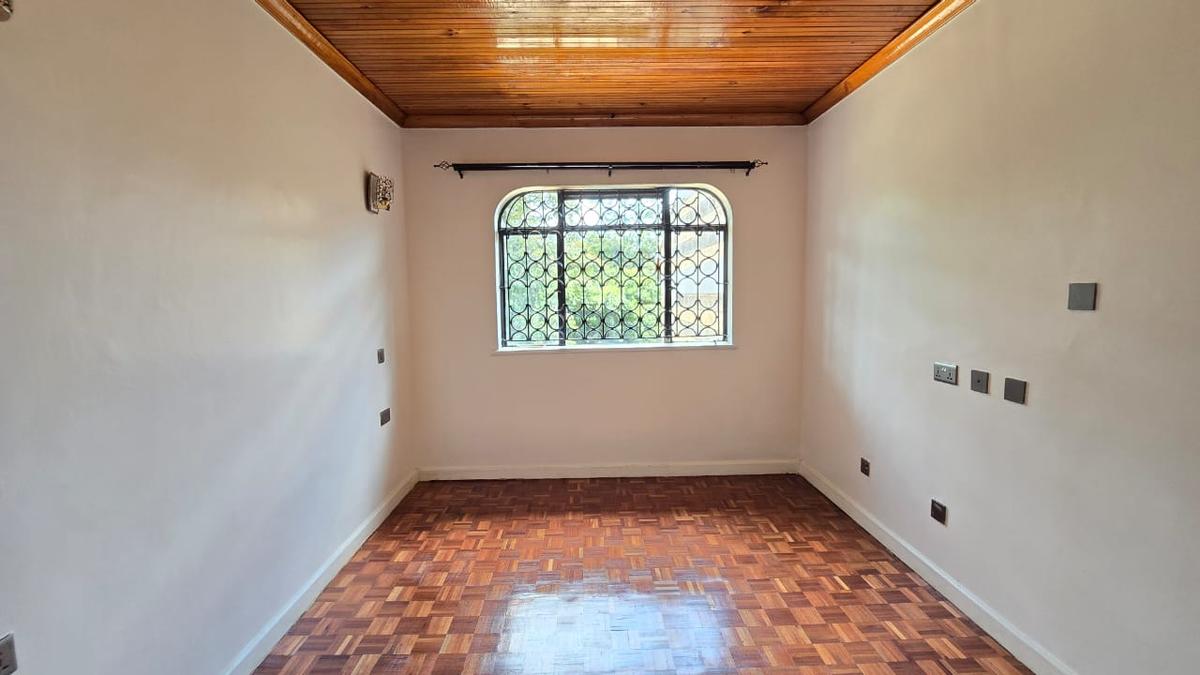 4 Bed House with En Suite in Lavington - 8