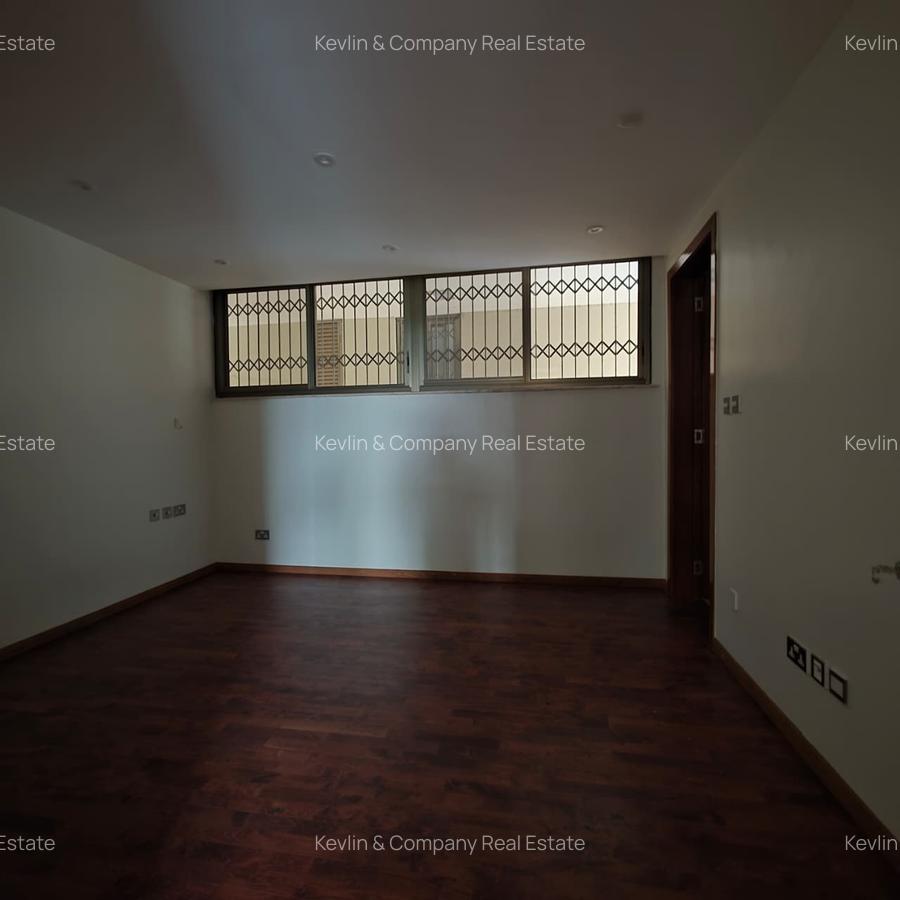 4 Bed Apartment with En Suite in Parklands - 17