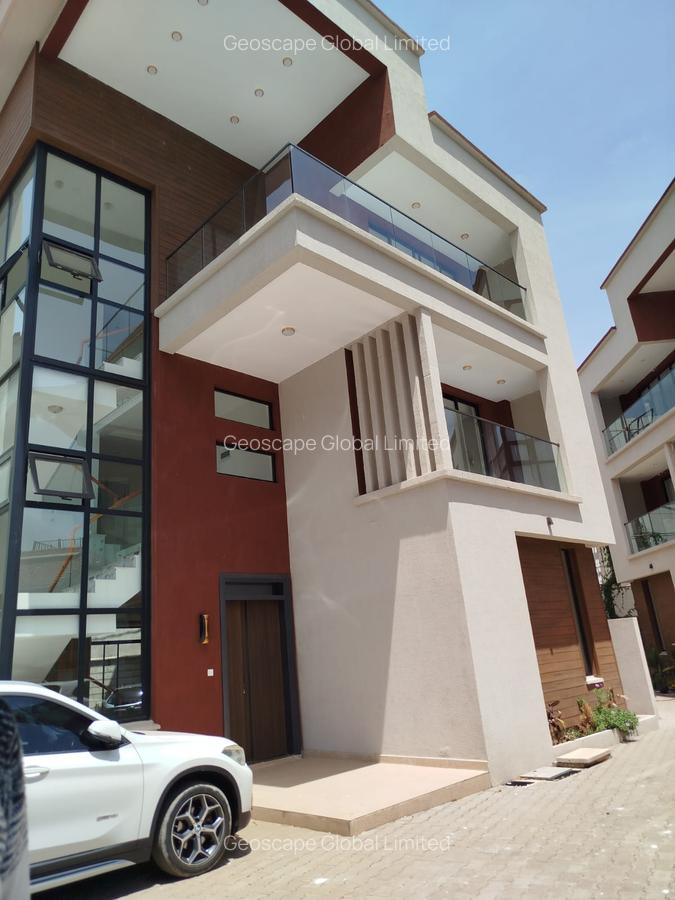 5 Bed House with En Suite in Lavington - 1