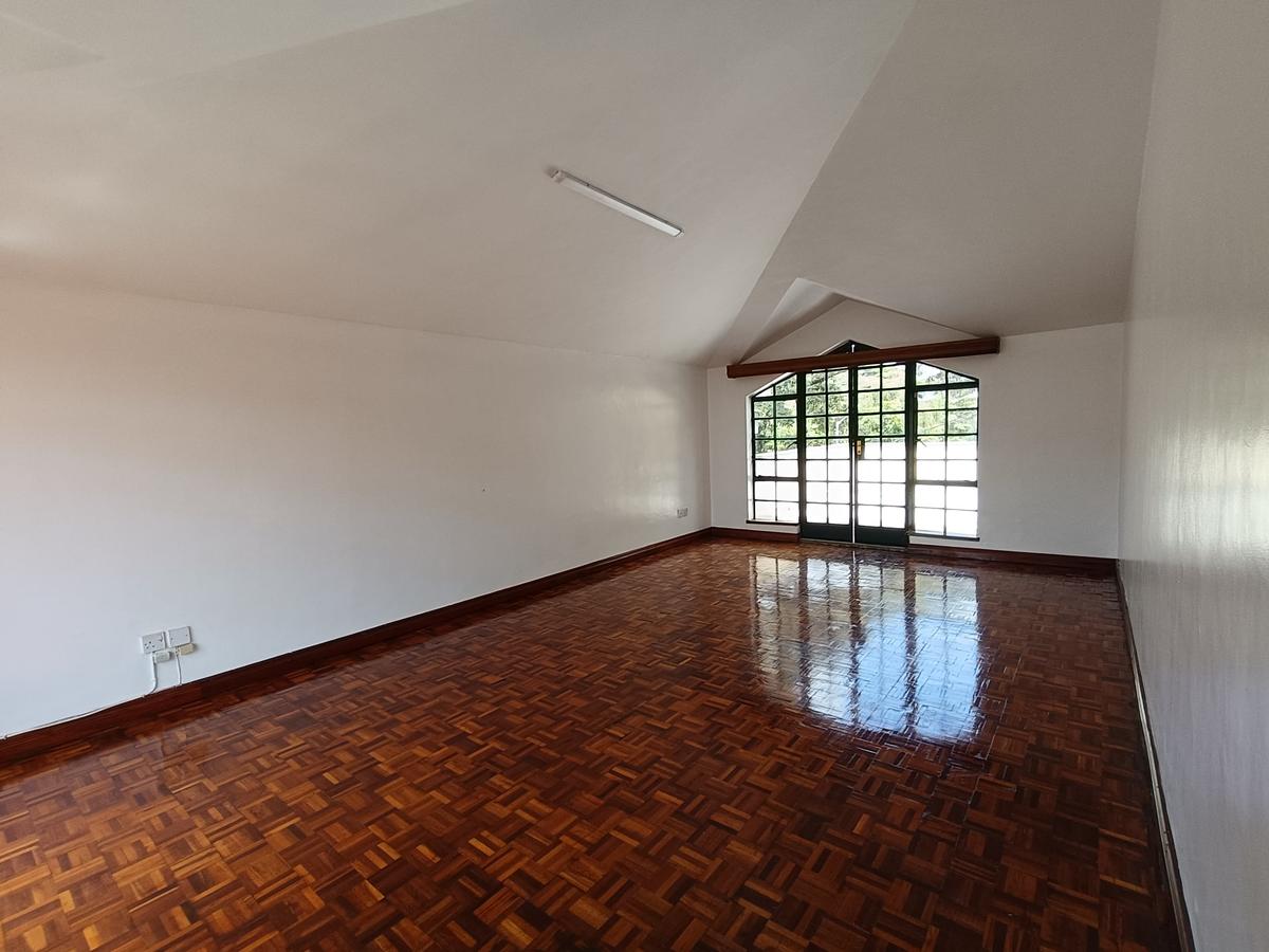 5 Bed Townhouse with En Suite in Spring Valley - 16