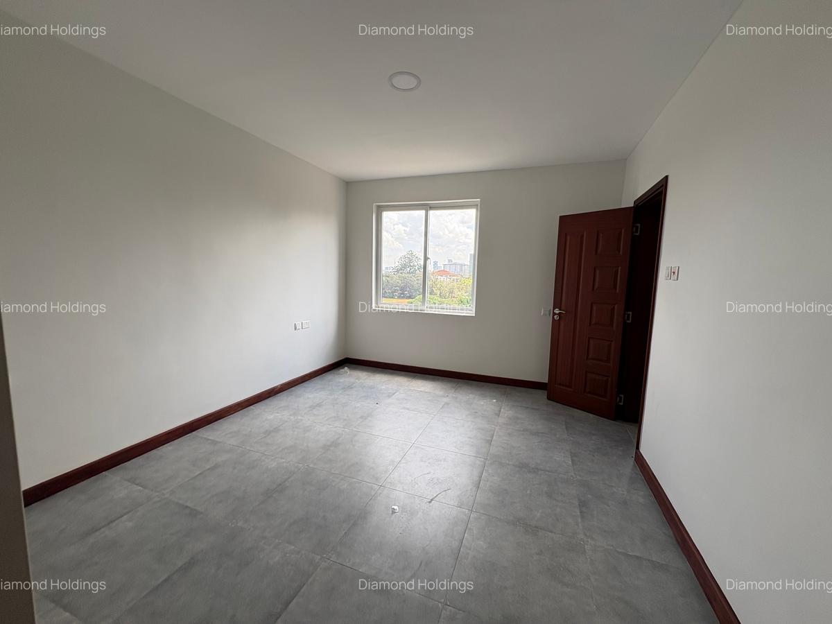 3 Bed Apartment with En Suite in Parklands - 8