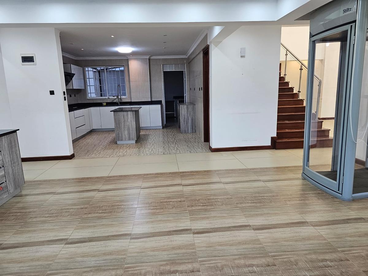 5 Bed Apartment with En Suite in General Mathenge - 16