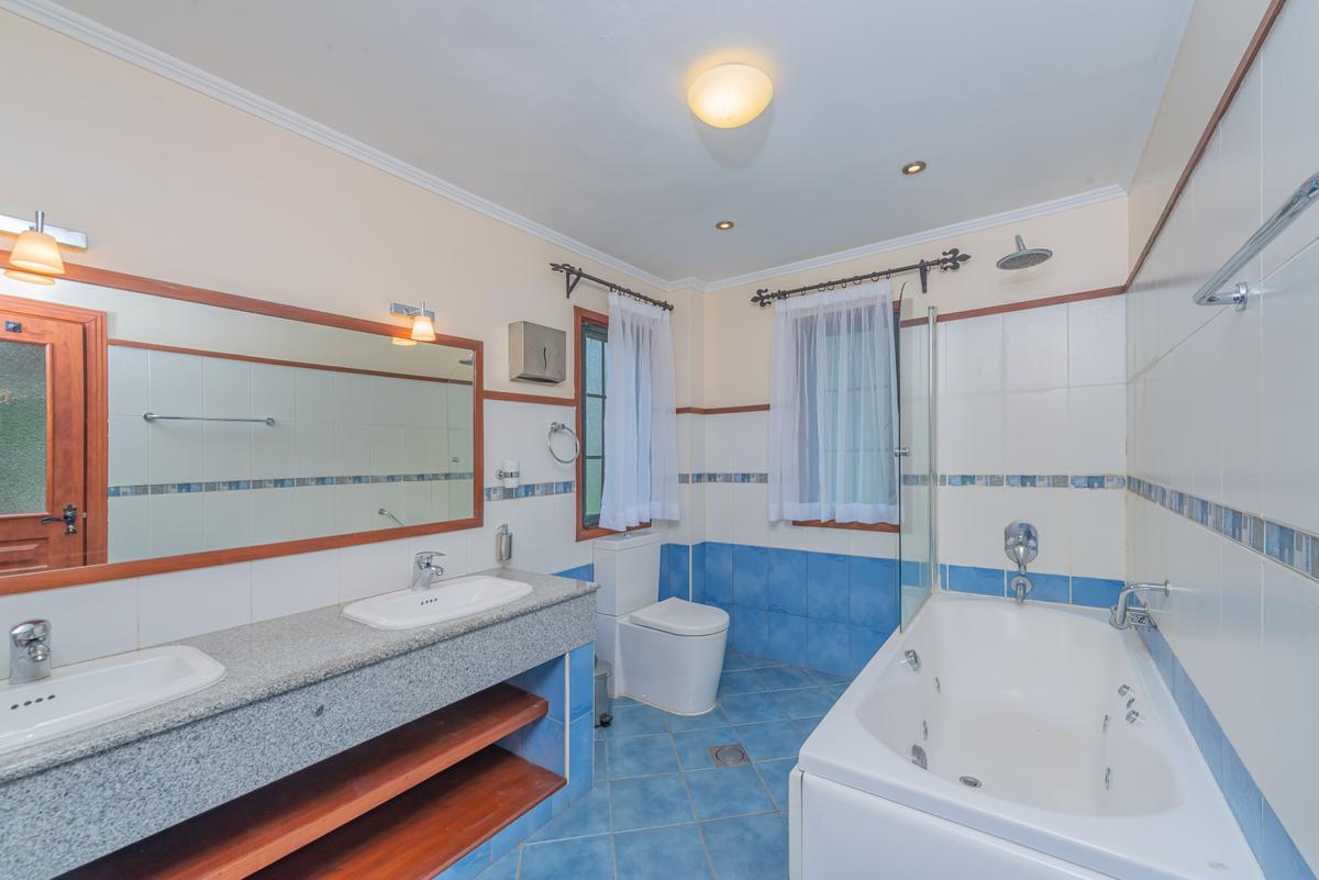 3 Bed House with En Suite in Ridgeways - 11