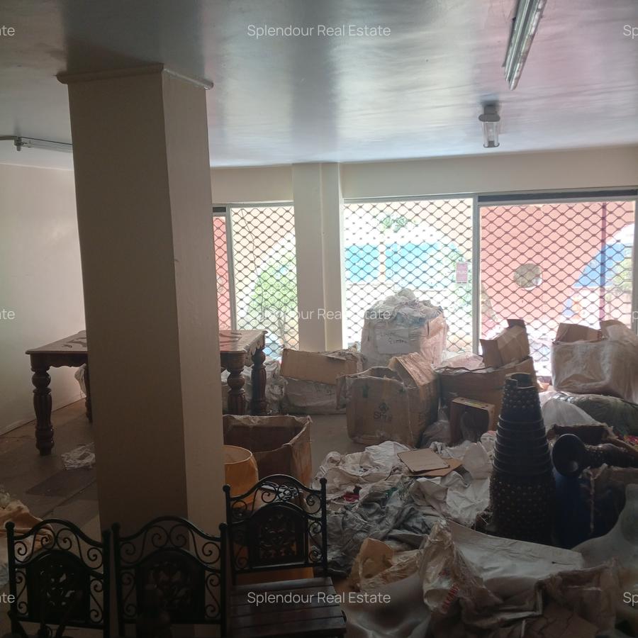 1,200 ft² Commercial Property with Service Charge Included in Parklands - 4