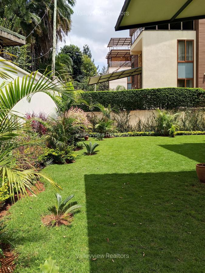 6 Bed Townhouse with En Suite at Lavington - 1