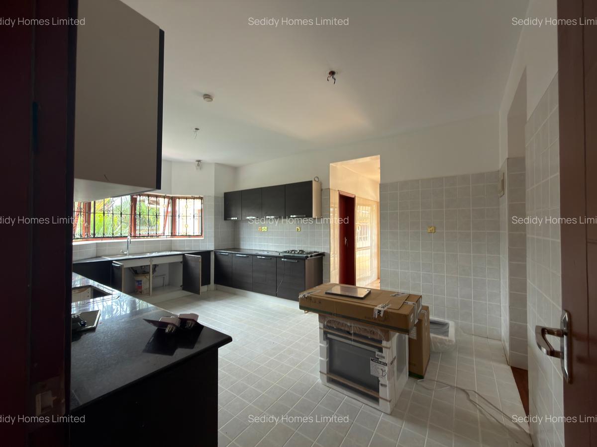 5 Bed Townhouse with En Suite in Runda - 4