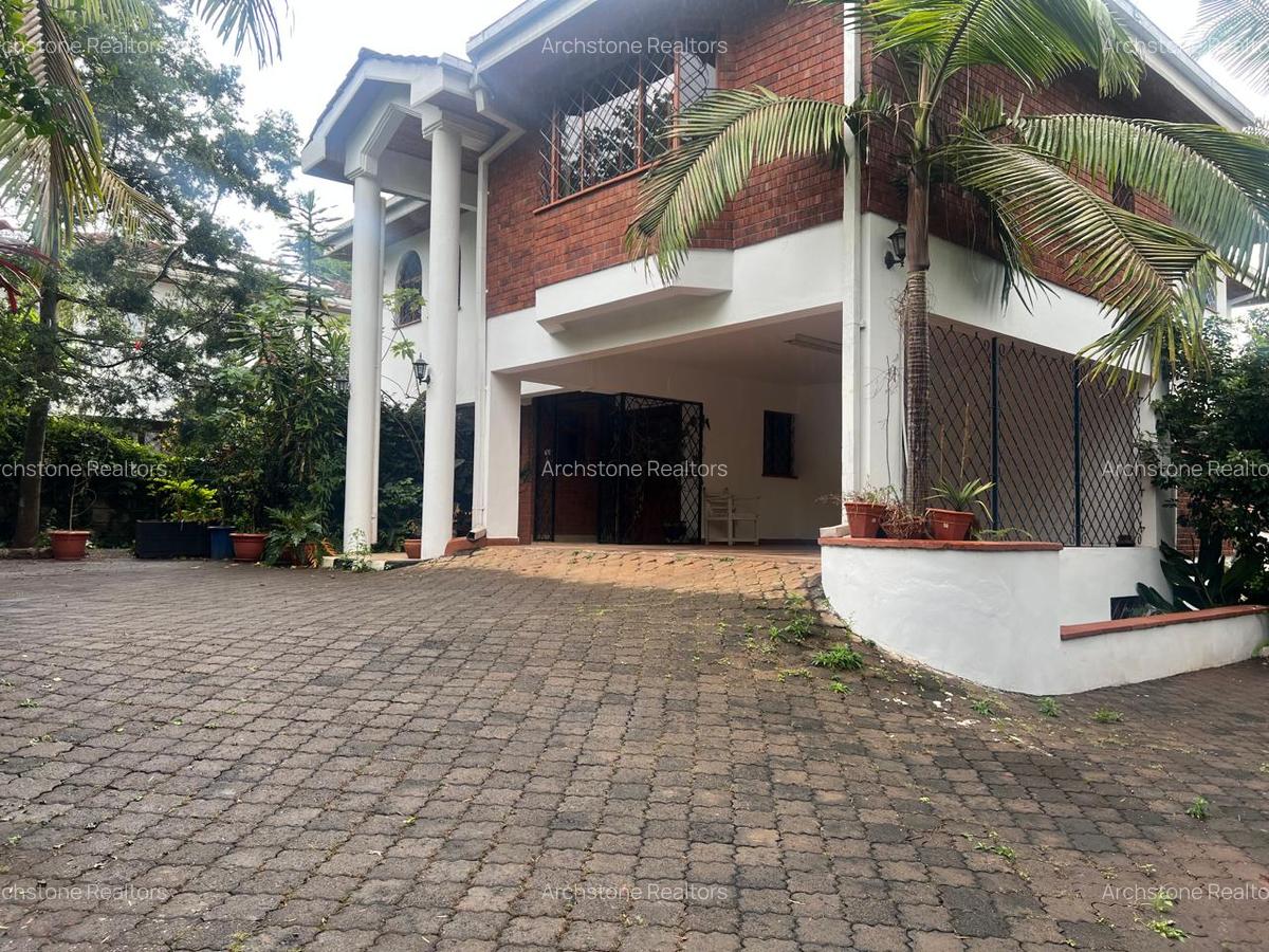 4 Bed Townhouse with En Suite in Brookside - 1