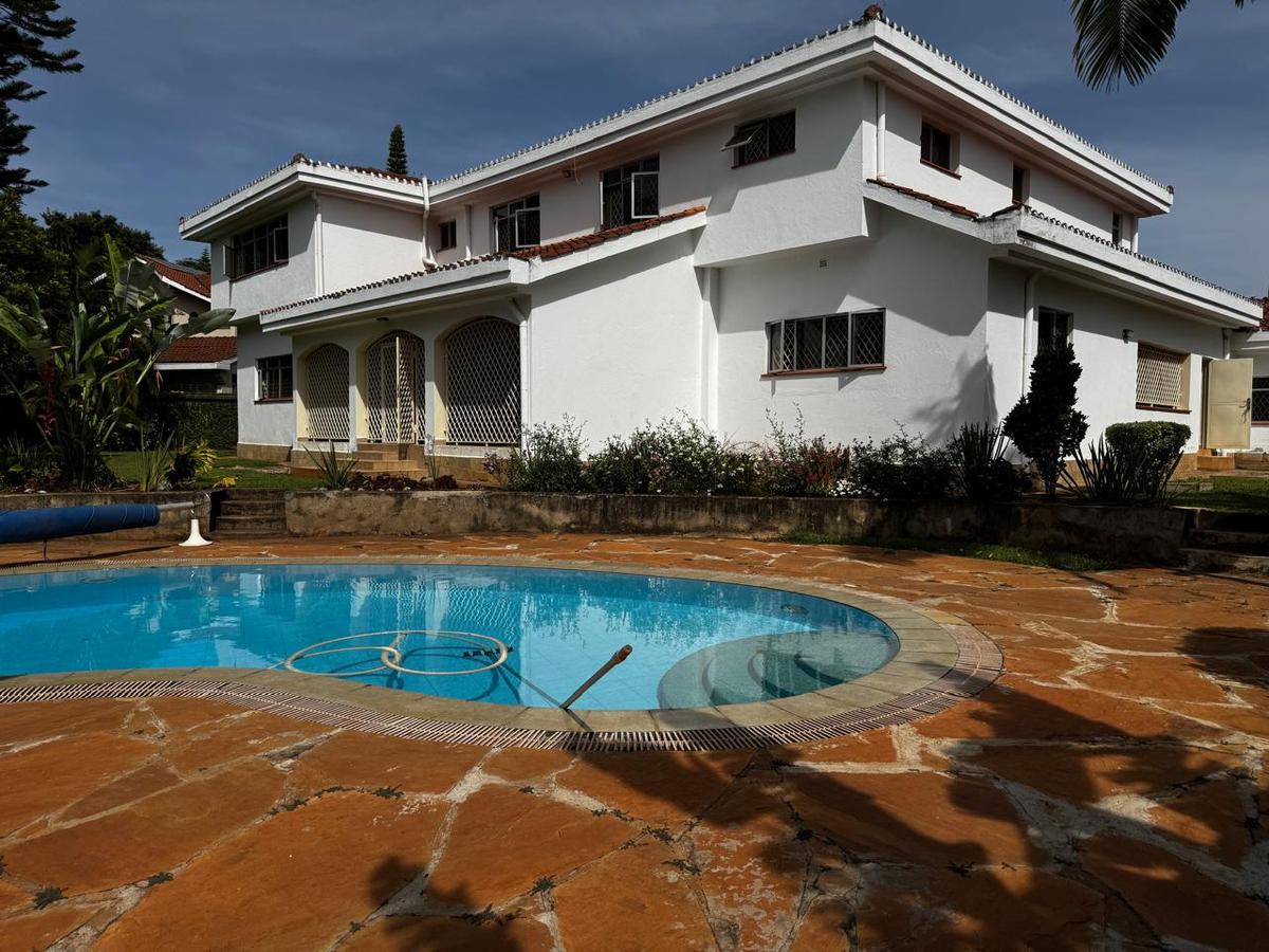 5 Bed House with En Suite in Runda - 1