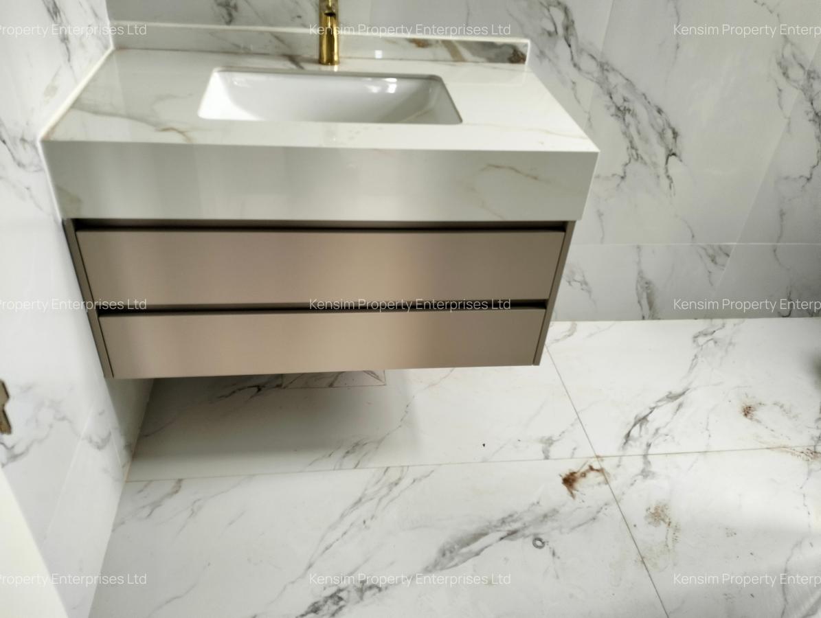 5 Bed Townhouse with En Suite in Lavington - 2