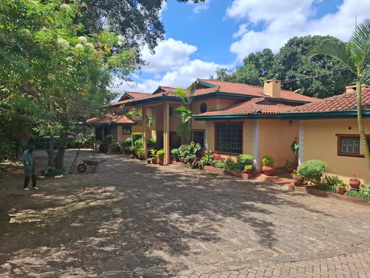 4 Bed House with En Suite in Lavington - 1