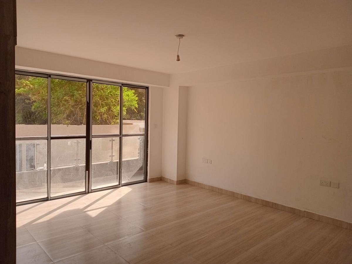 4 Bed Apartment with En Suite in Parklands - 11