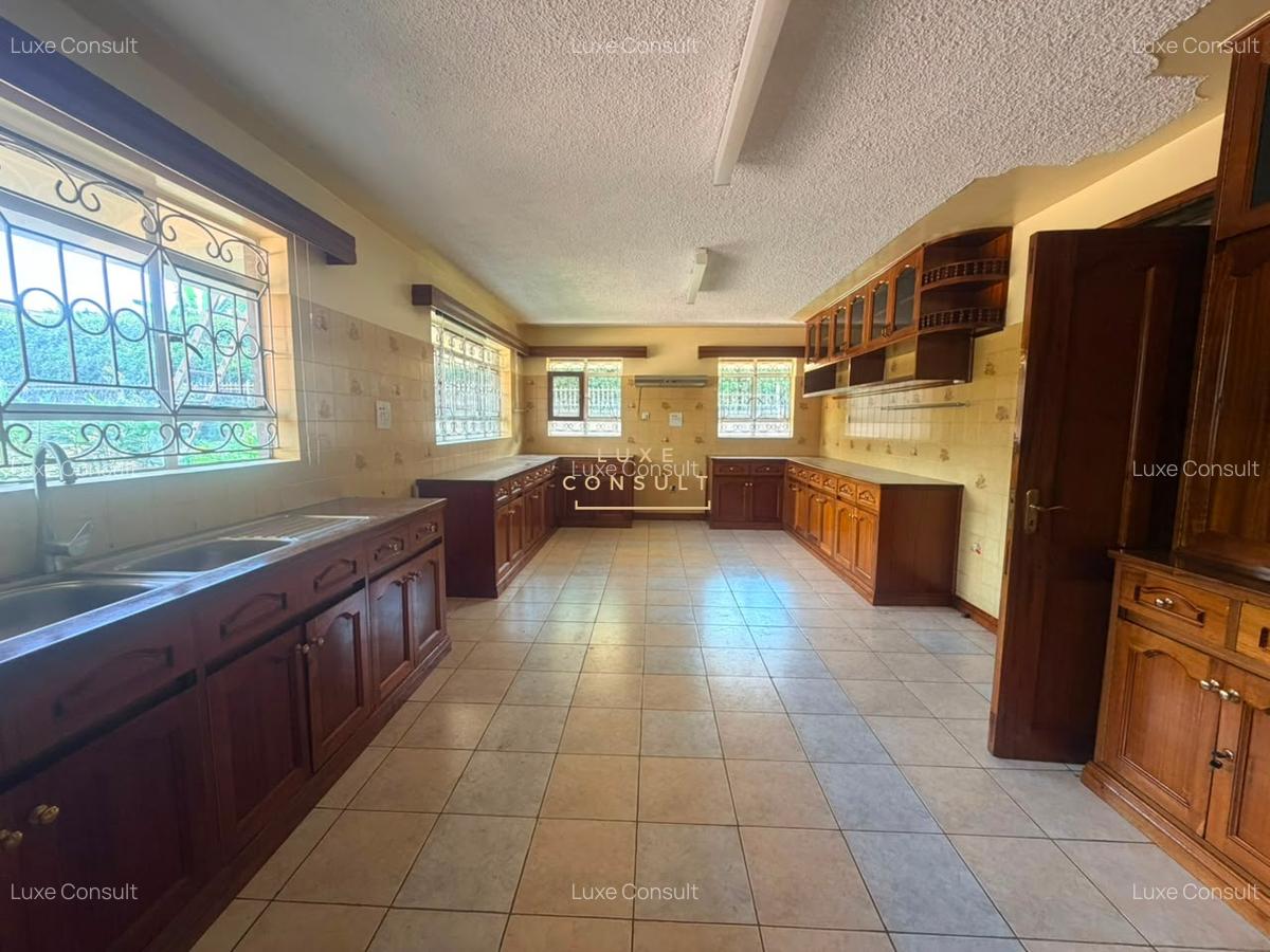 5 Bed Townhouse with En Suite in Nyari - 5