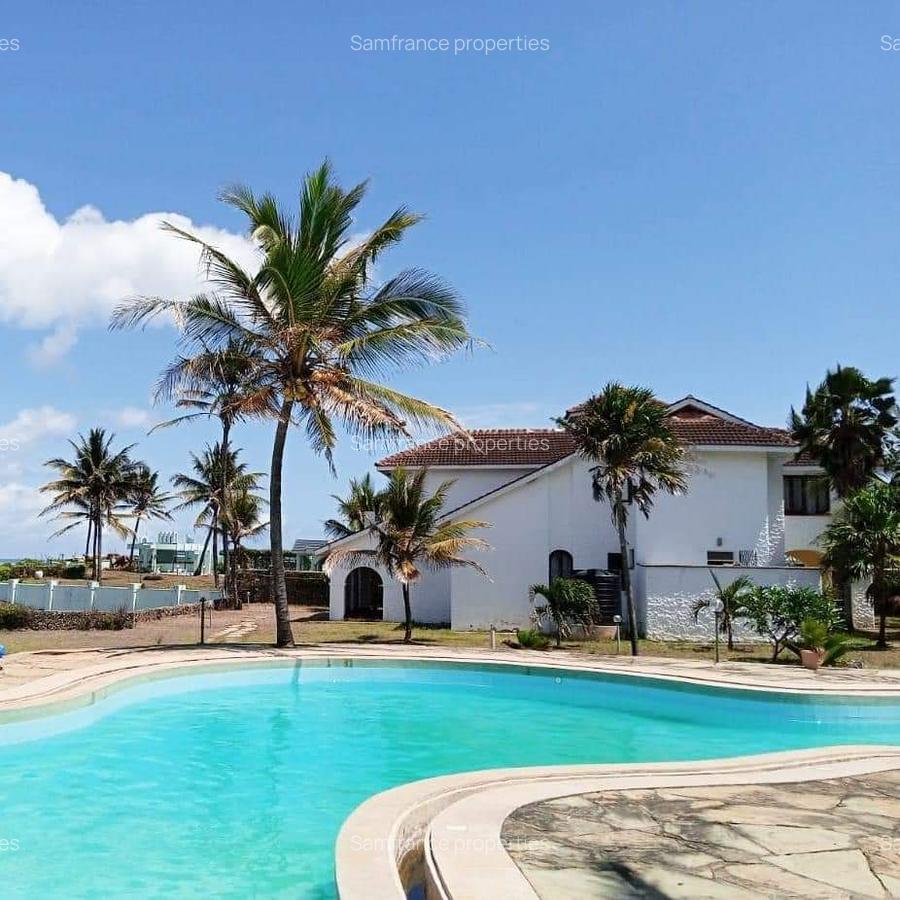 5 Bed Villa with En Suite at Baobab Road - 12