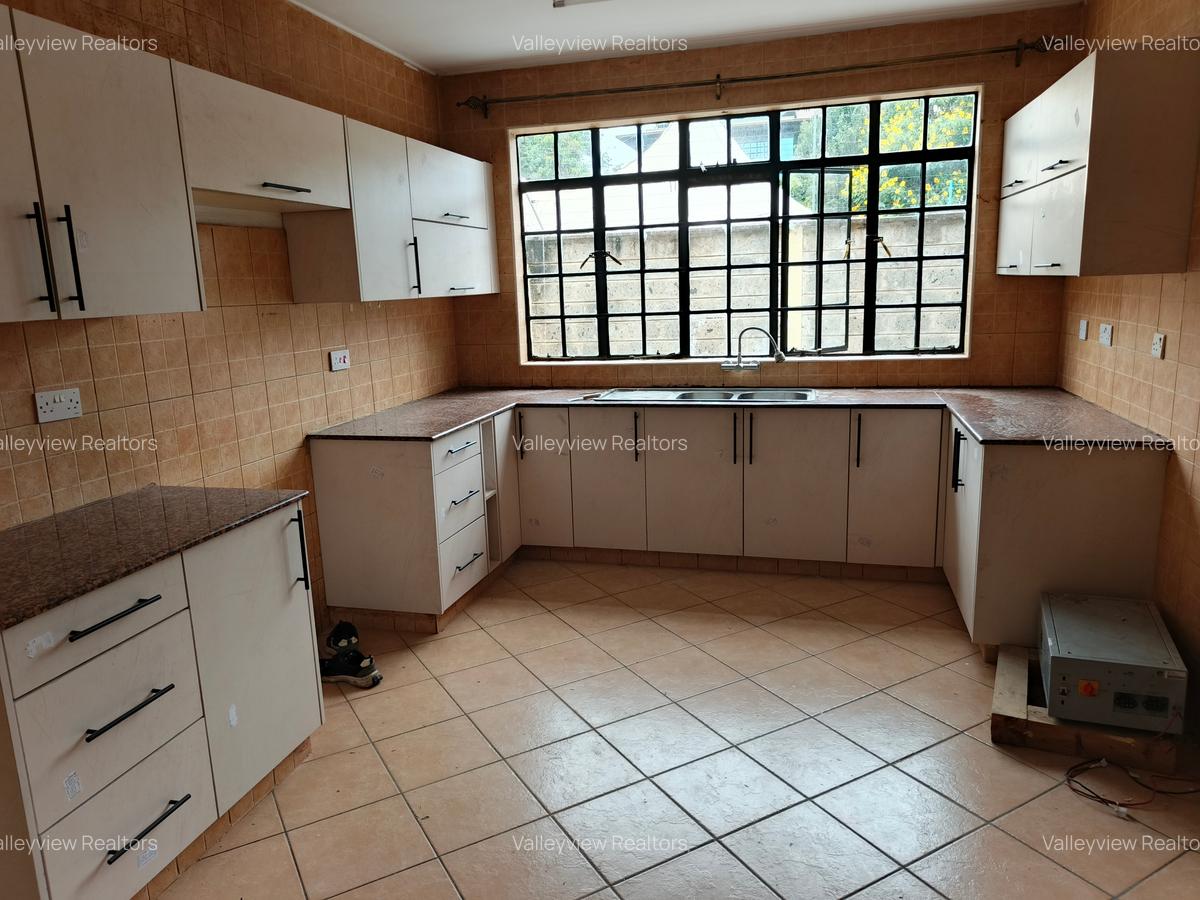 4 Bed Townhouse with En Suite at Lavington - 2