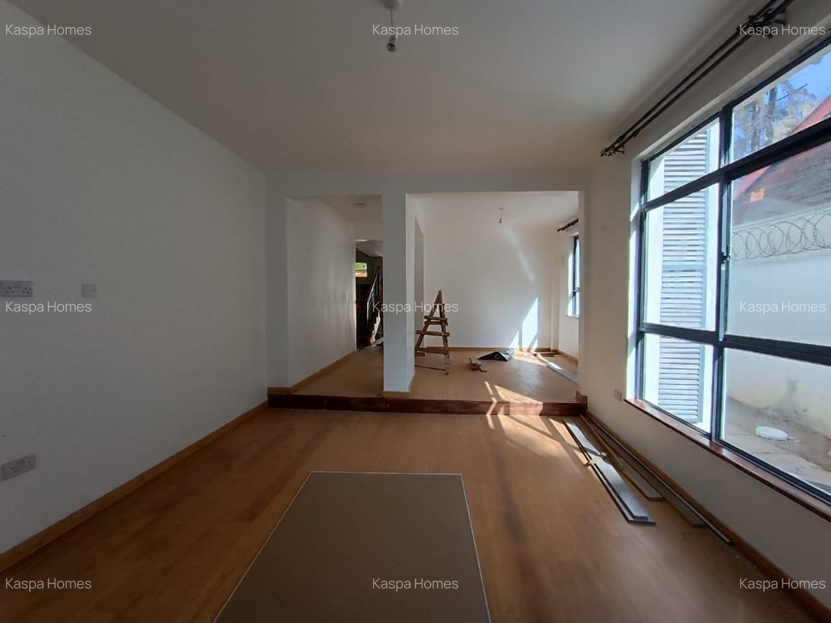 5 Bed House with En Suite in Lavington - 18