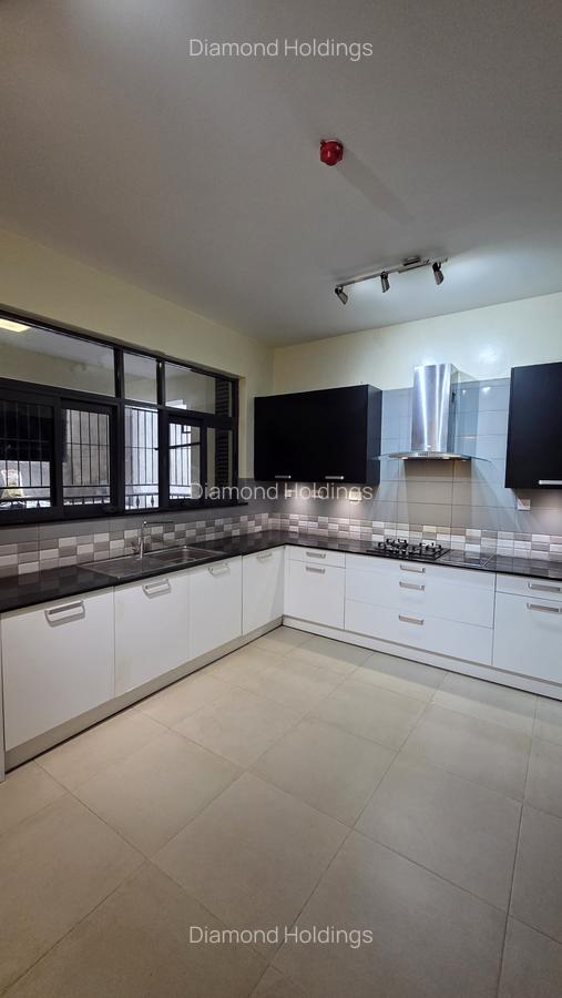 3 Bed Apartment with En Suite at Parklands - 17