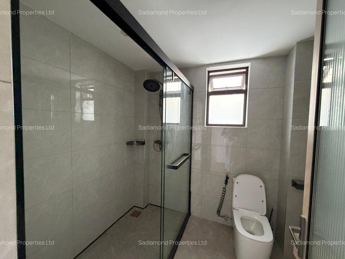 3 Bed Apartment with En Suite in Riverside - 6