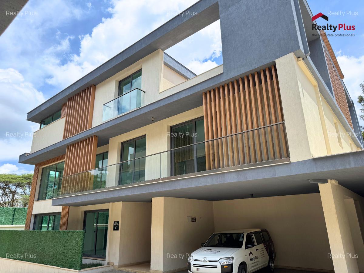 5 Bed Villa with En Suite in Lavington - 1