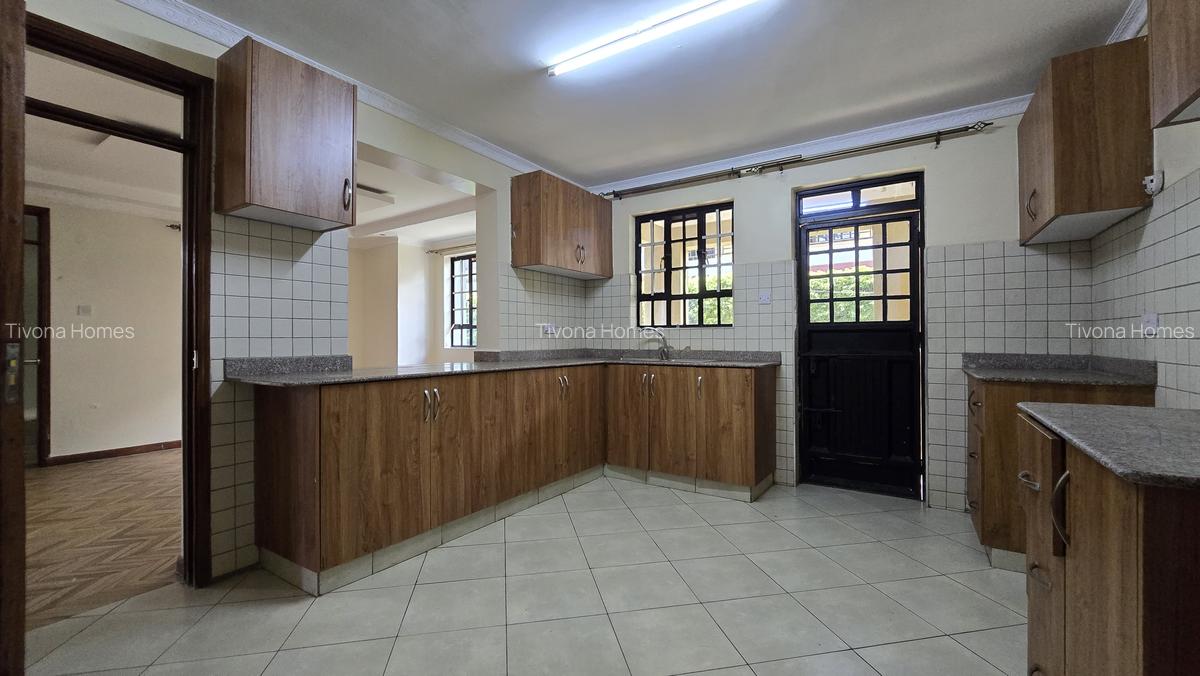 5 Bed House with En Suite in Garden Estate - 6