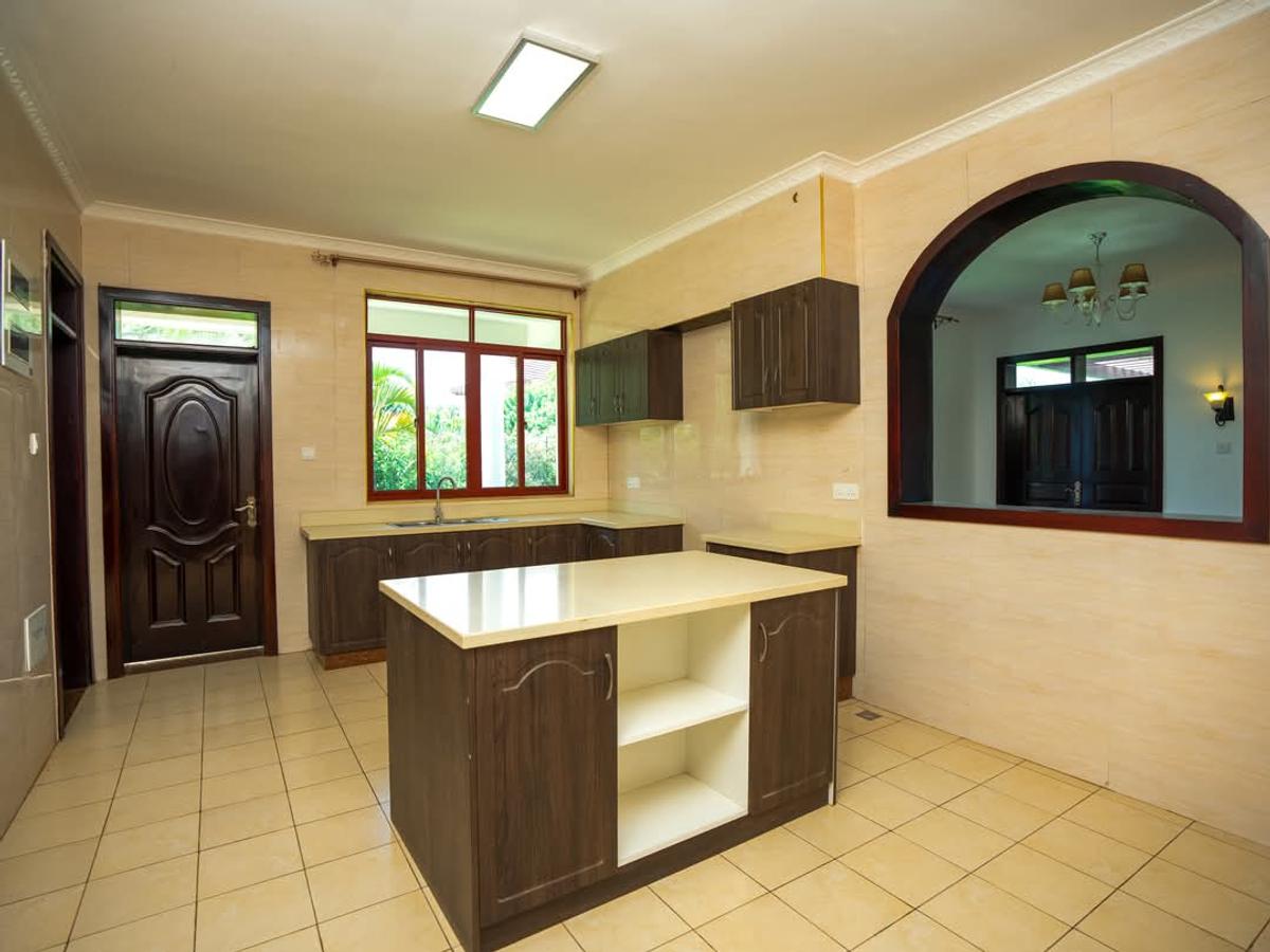 5 Bed Townhouse with En Suite at Karen - 4