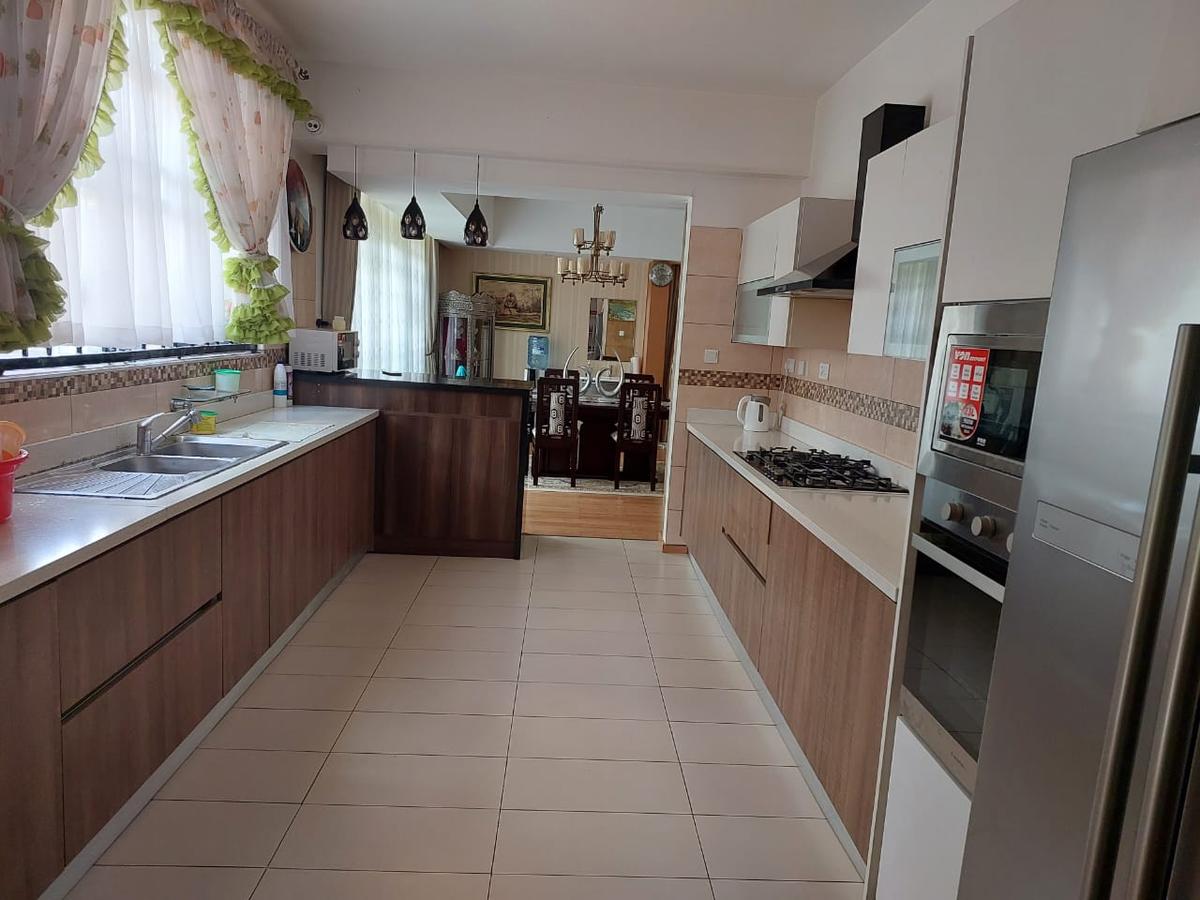 5 Bed Townhouse with En Suite in Ridgeways - 5