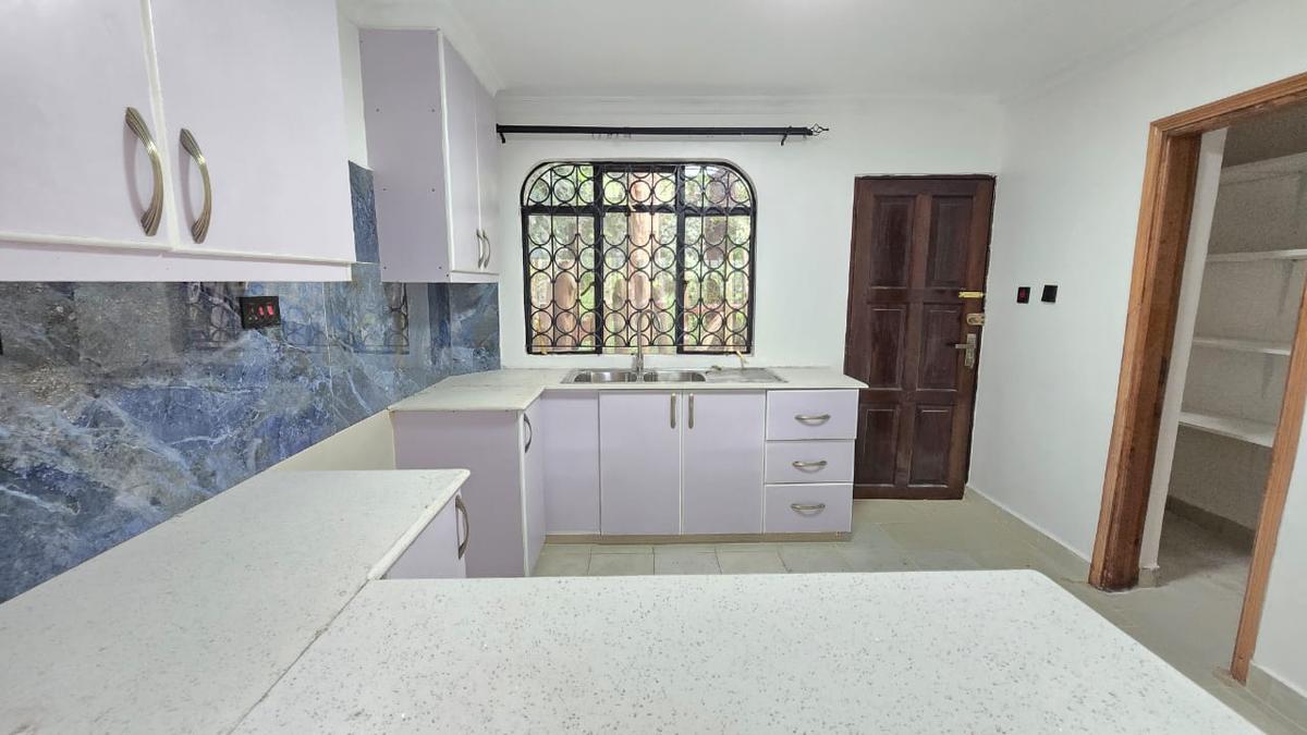 4 Bed House with En Suite in Lavington - 17