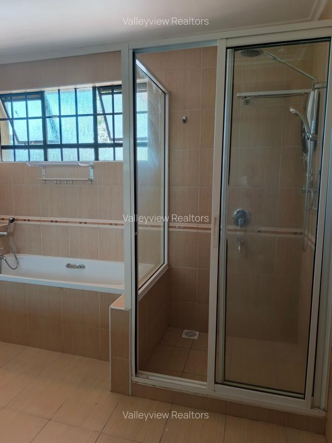 4 Bed Townhouse with En Suite at Lavington - 16