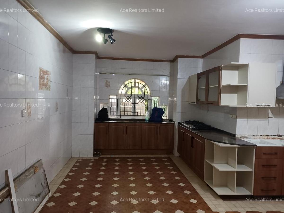 4 Bed Townhouse with En Suite at Hillview - 6