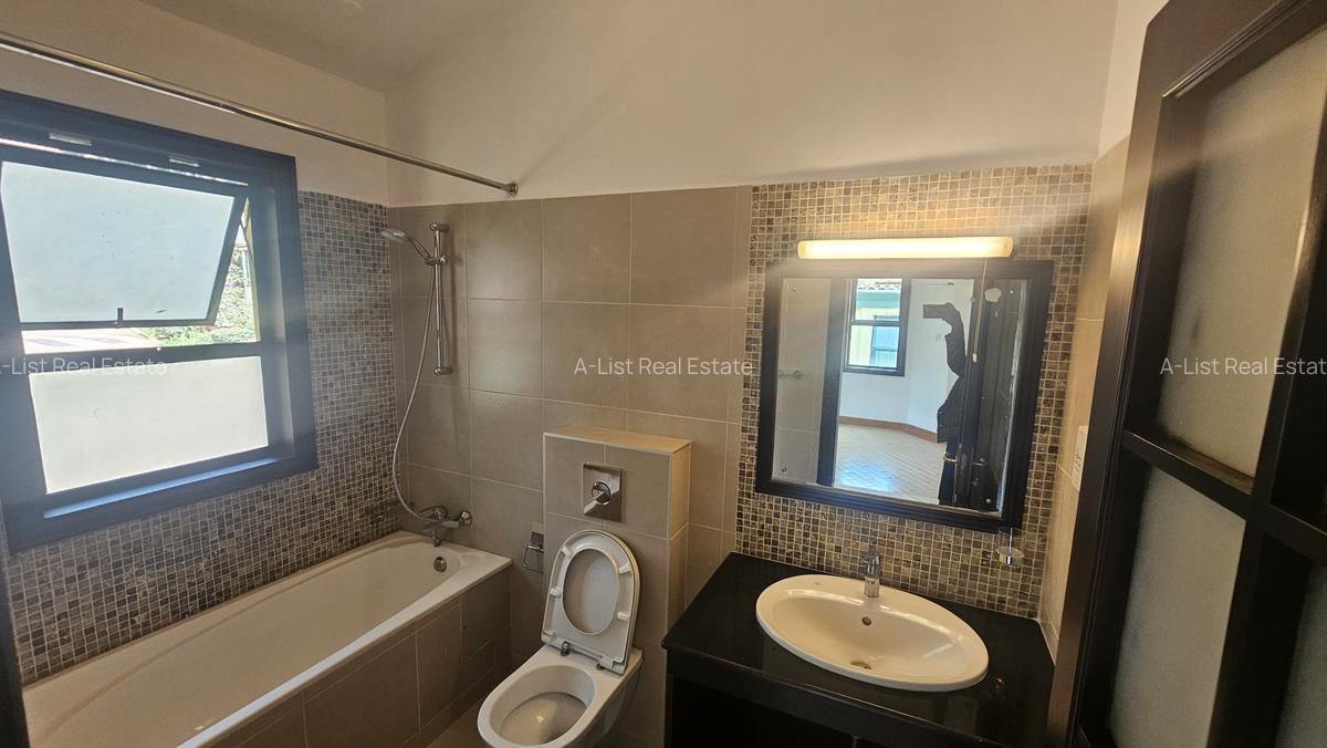 4 Bed Villa with En Suite at Kyuna Close - 11