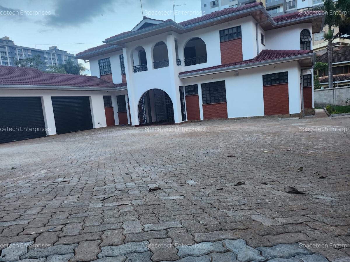 4 Bed House with En Suite in Lavington - 3