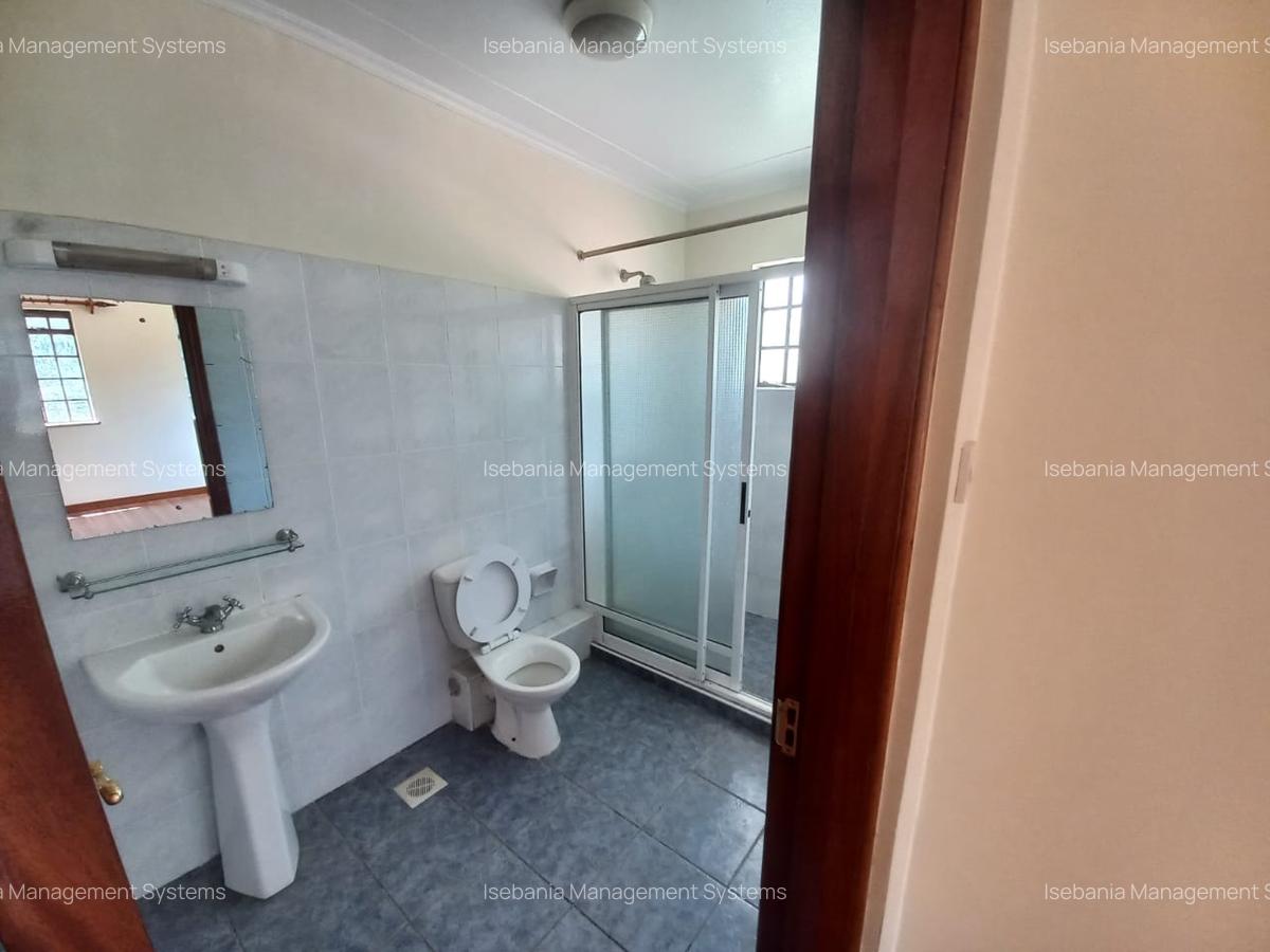 4 Bed House with En Suite at - 11