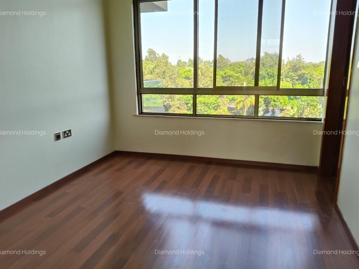 3 Bed Apartment with En Suite at Parklands - 15
