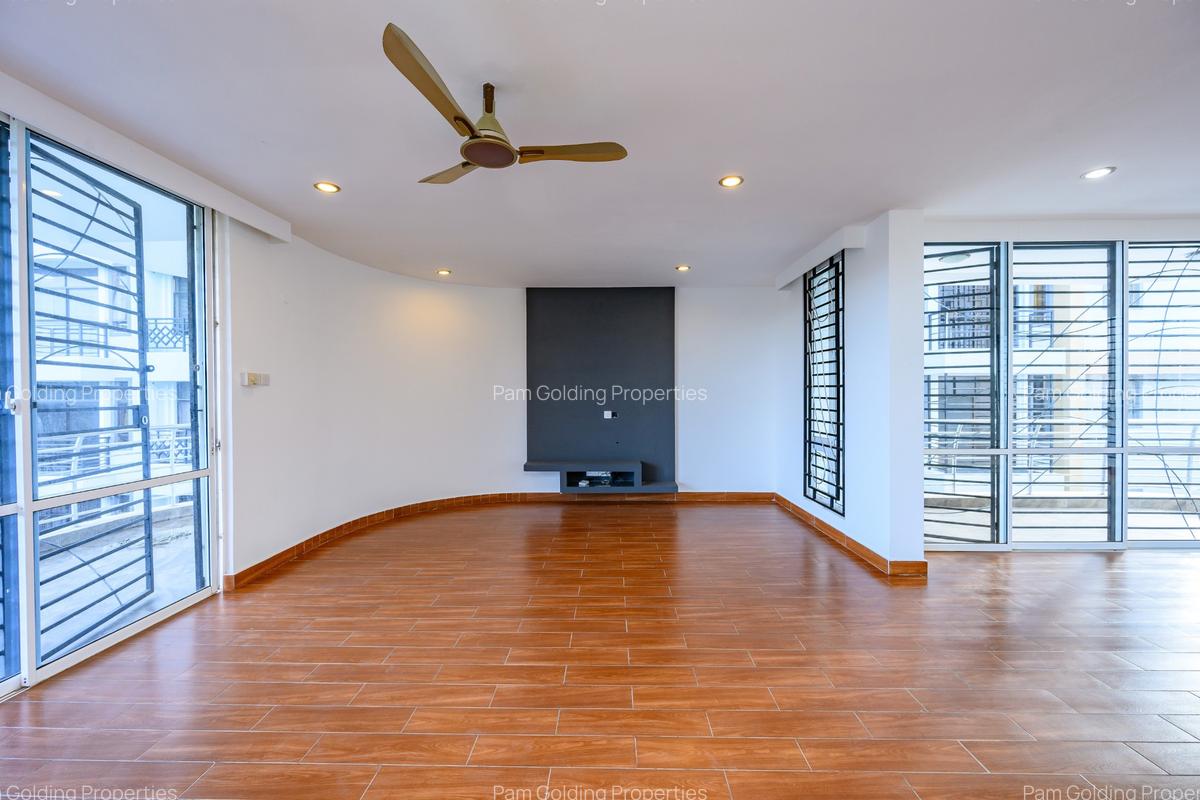 4 Bed Apartment with En Suite at Greenwood Drive - 4