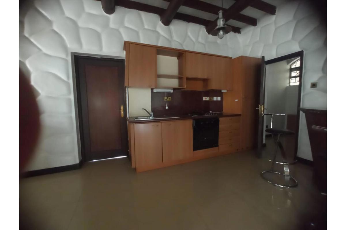 1 Bed House with En Suite in Lavington - 8