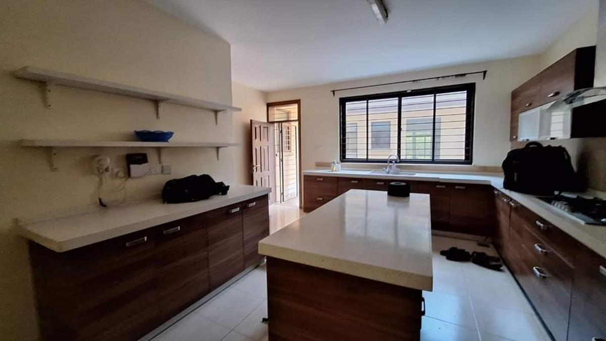 5 Bed Townhouse with En Suite at Lavington - 3