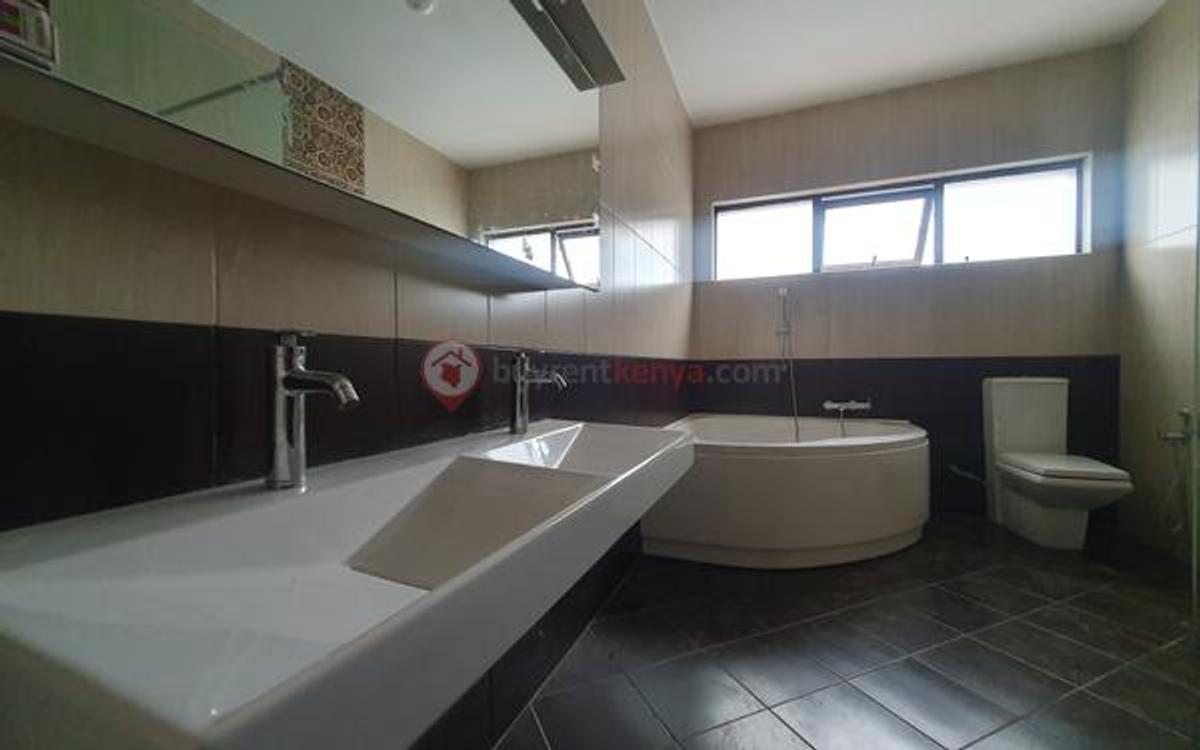 5 Bed House with En Suite at Lavington - 12