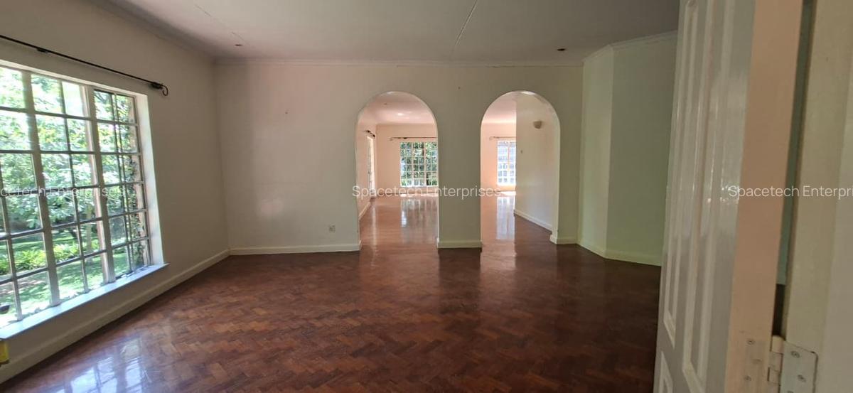 4 Bed House with En Suite in Lavington - 13