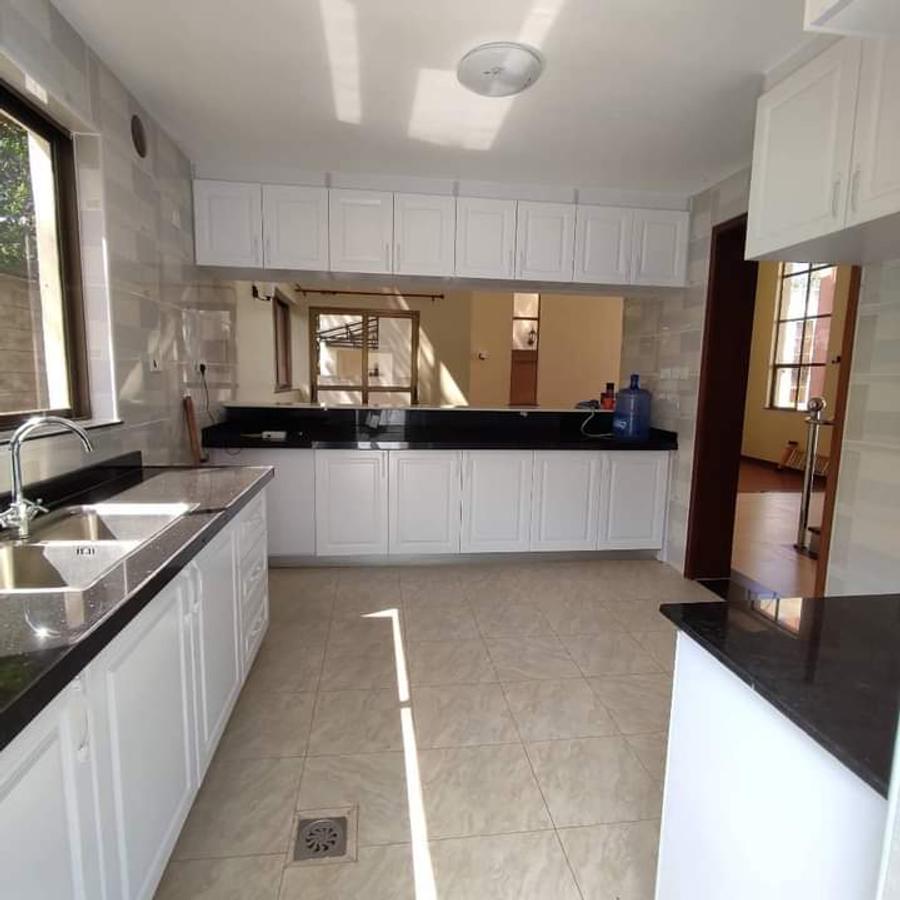 5 Bed Townhouse with En Suite in Lavington - 3