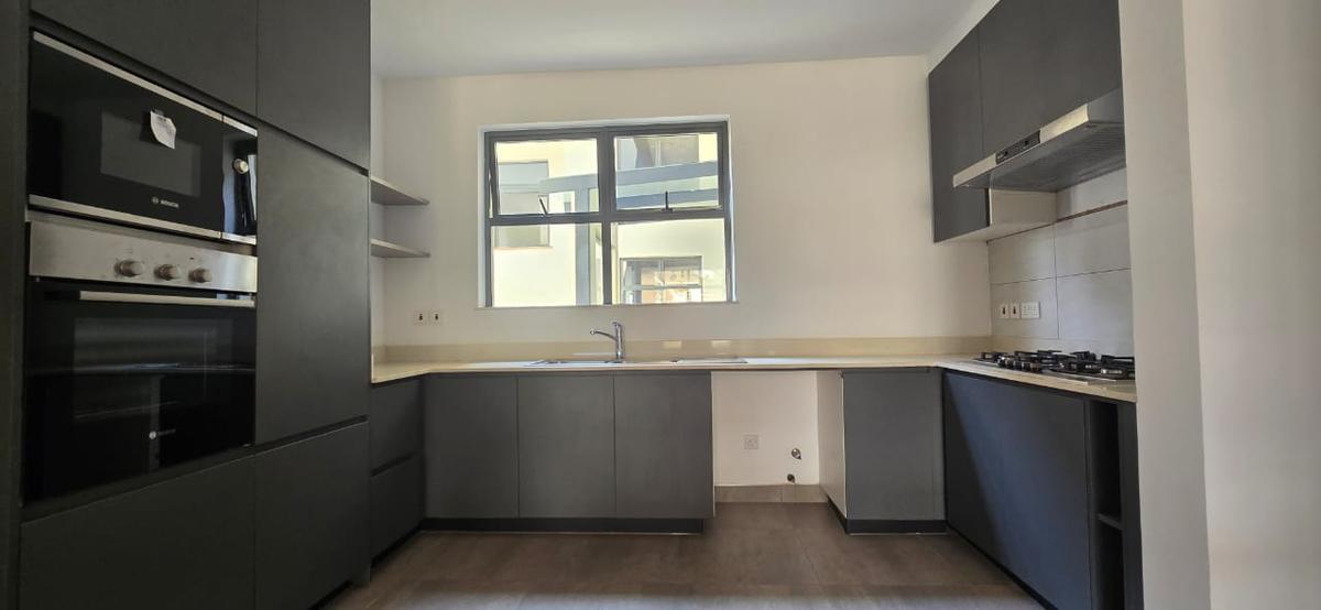 4 Bed Apartment with En Suite in Rosslyn - 4