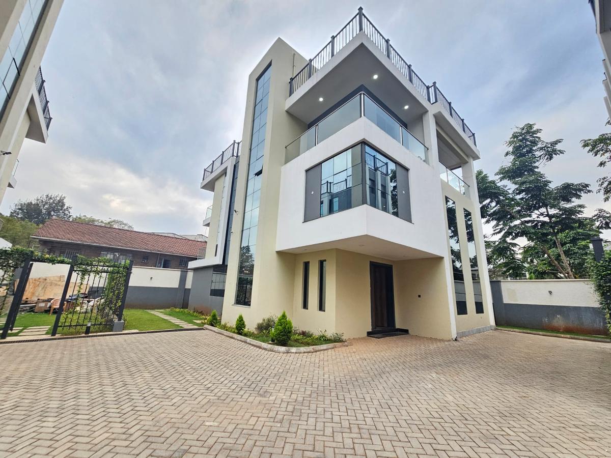 5 Bed House with En Suite in Lavington - 1