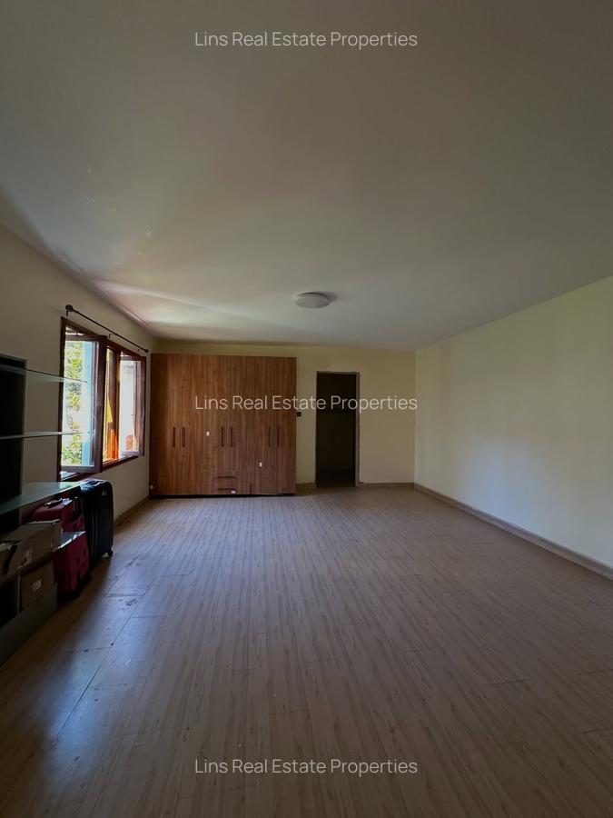 7 Bed House with En Suite in Ridgeways - 11