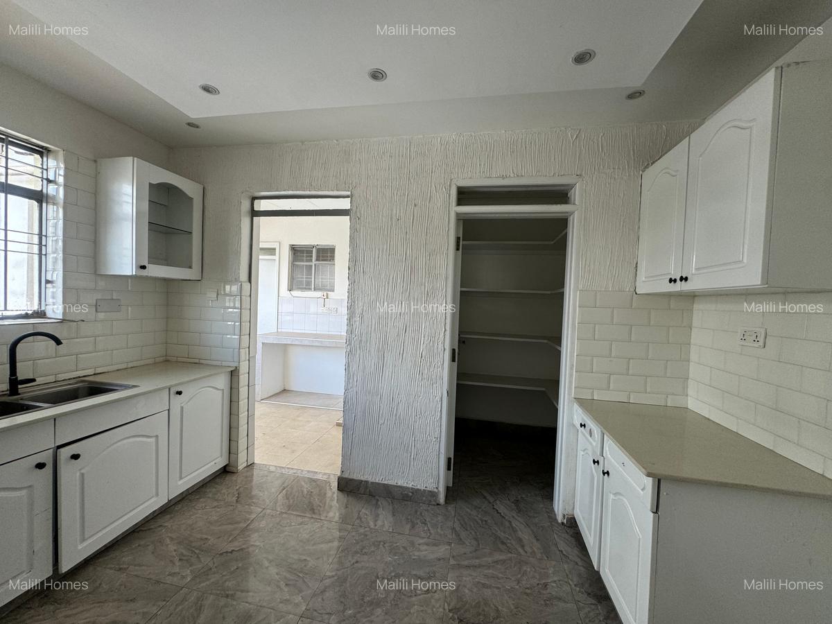4 Bed Apartment in Riverside - 5
