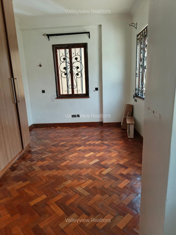5 Bed Townhouse with En Suite at Lavington - 10
