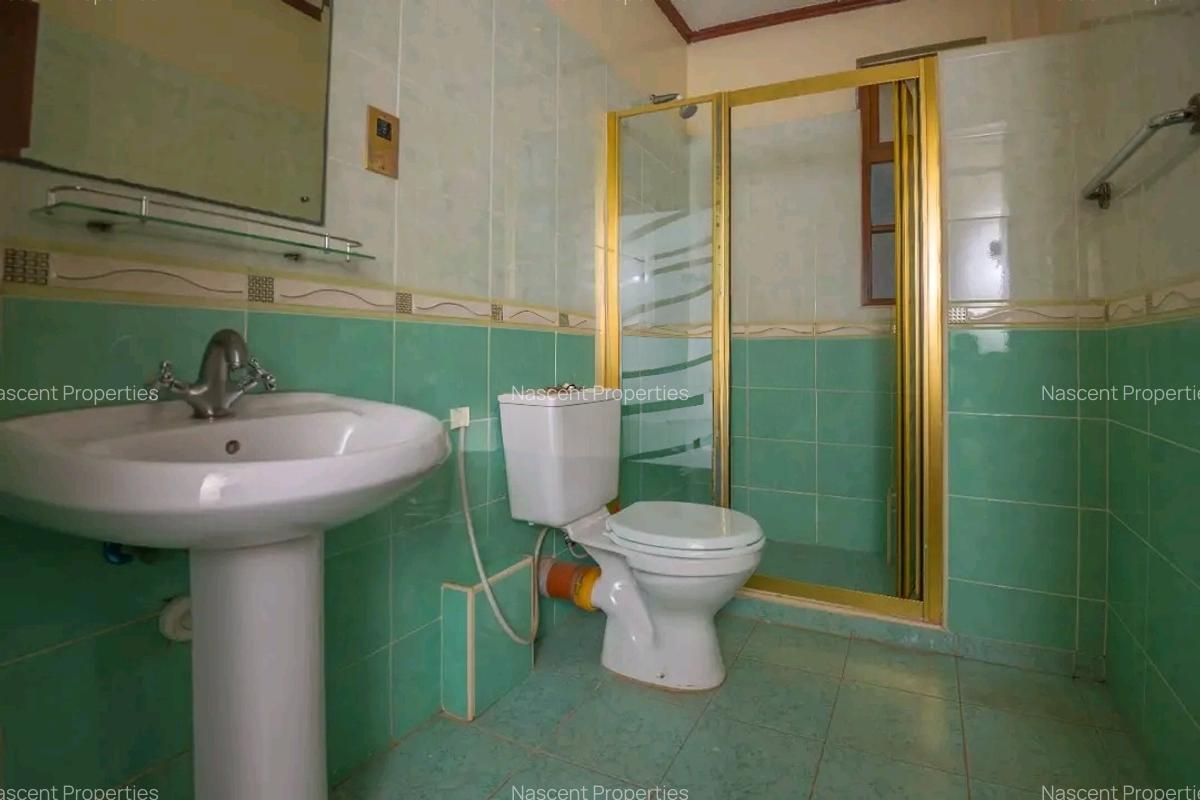 4 Bed House with En Suite in Lavington - 11