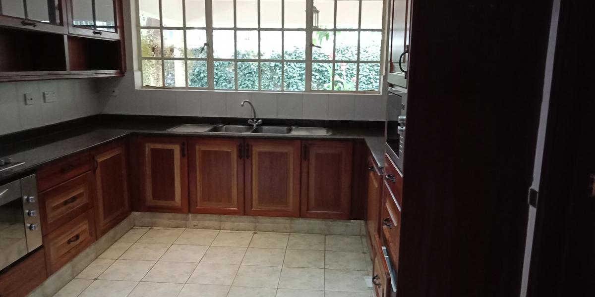 5 Bed Townhouse with En Suite in Lavington - 11