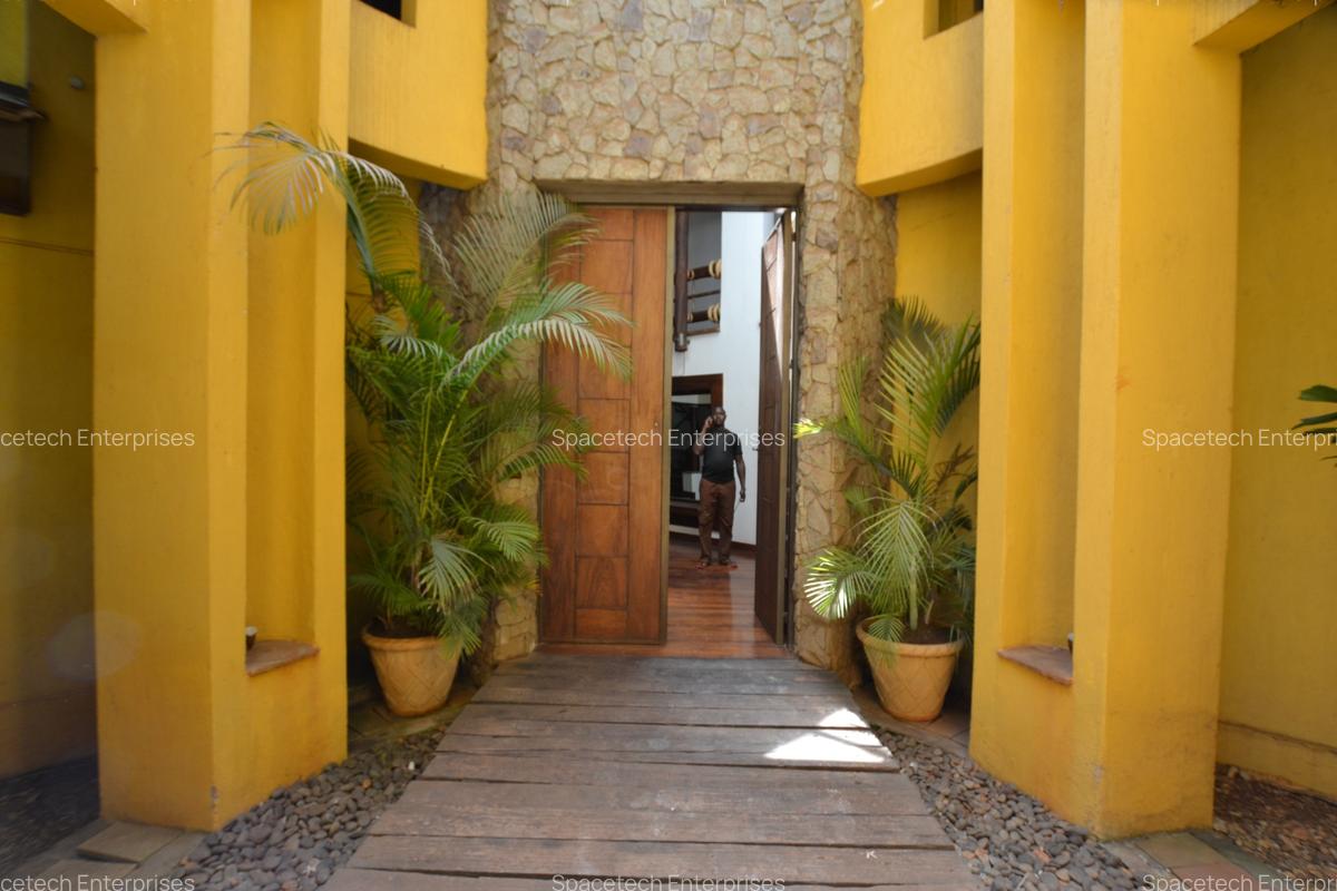 5 Bed House with En Suite in Runda - 3