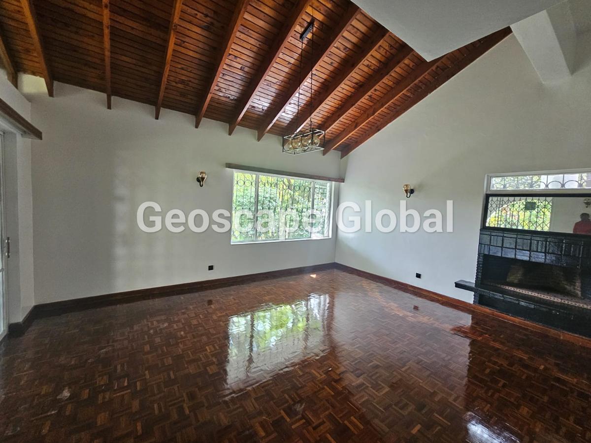 4 Bed House with En Suite in Rosslyn - 2