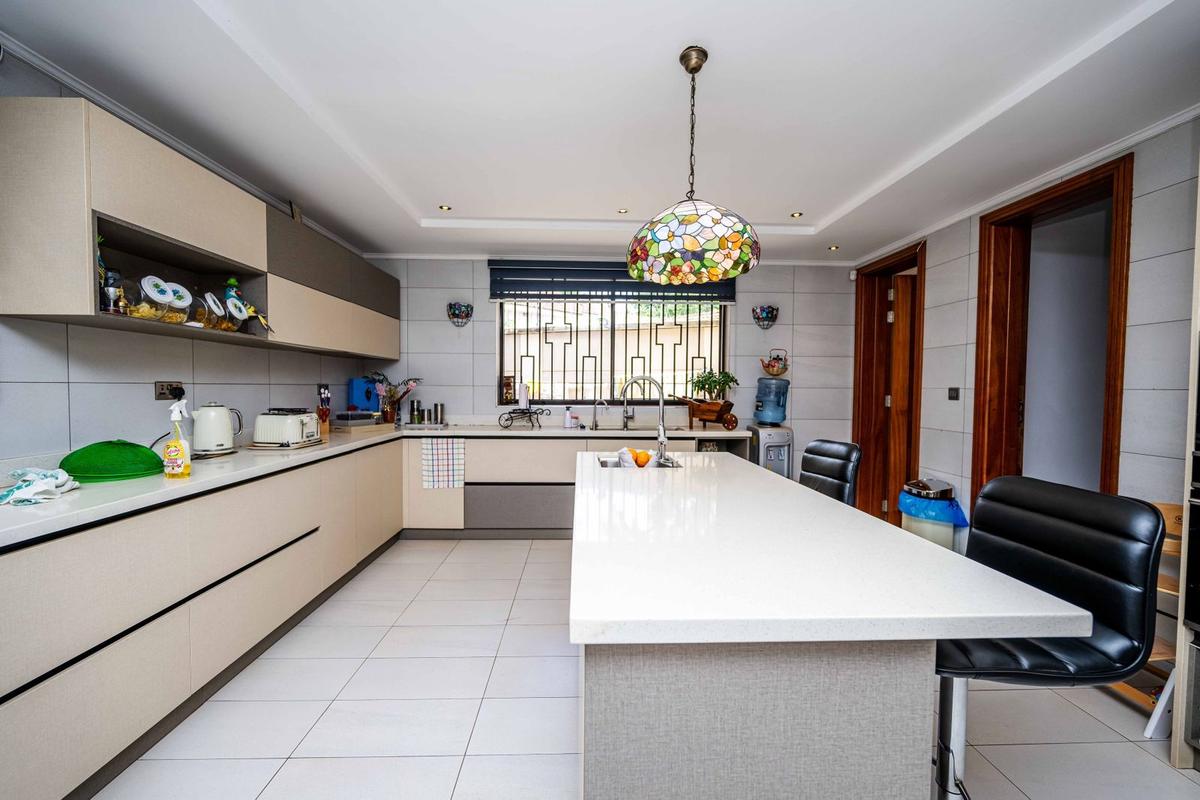 5 Bed Townhouse with En Suite in Lavington - 3